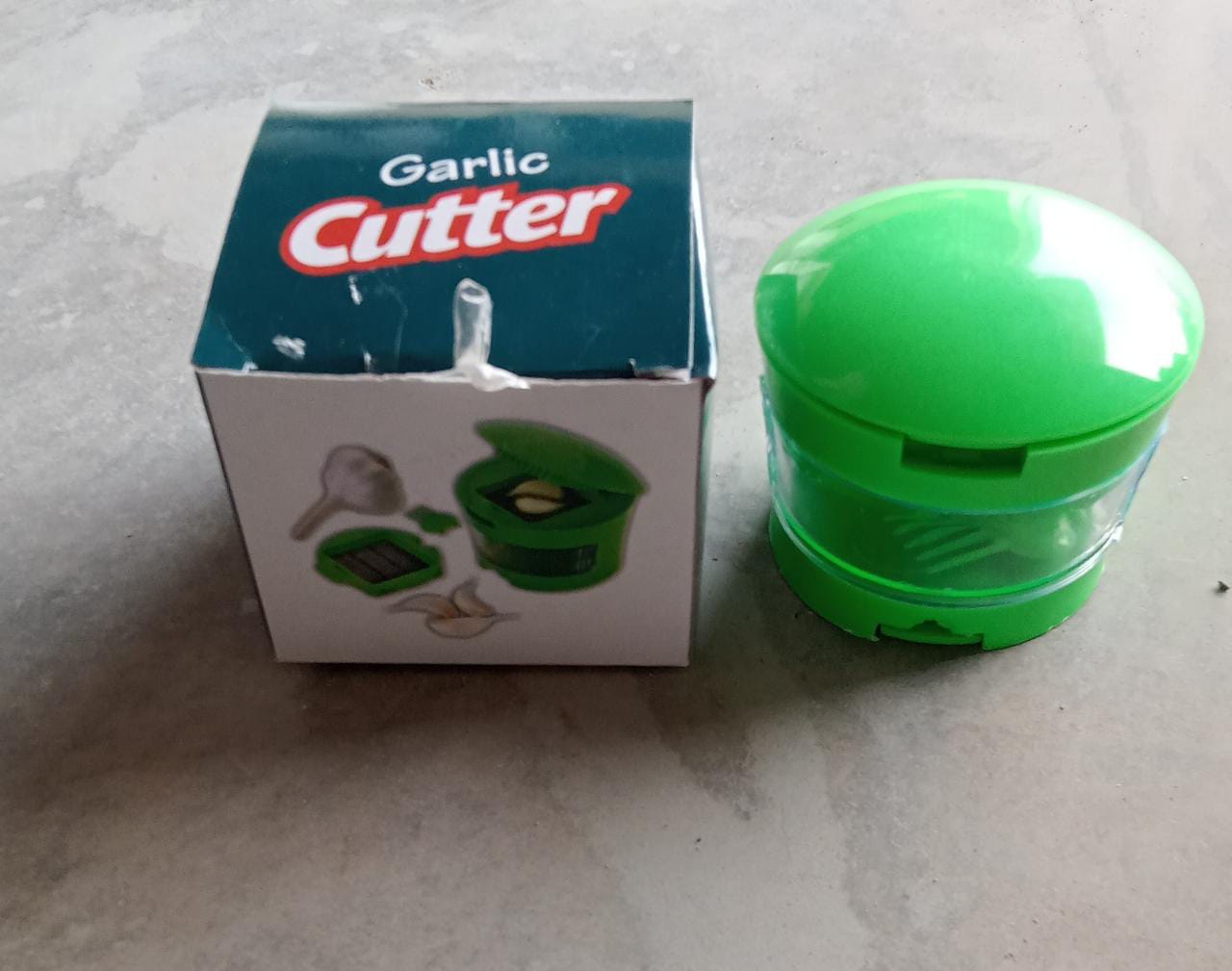 Garlic and ginger crusher with a container Garlic and ginger crusher with a container